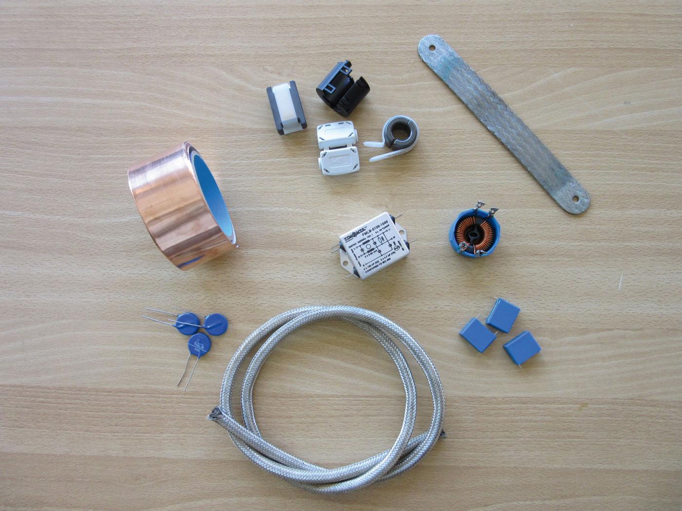 <strong>Figure 7</strong> Kit de dépannage CEM : ferrite, tresse, filtre, varistor, bande de cuivre, etc.