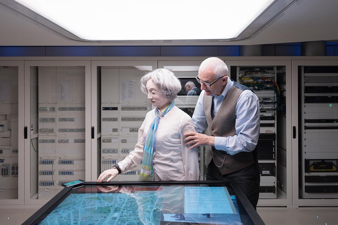 À l’aide d’Anna, une poupée, il montre comment les smart homes peuvent aider les personnes âgées à vivre dans leur maison jusqu’à un âge avancé.