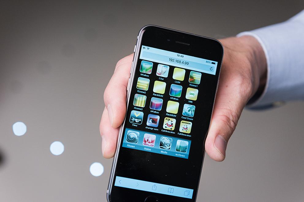 Ambiances lumineuses ou consignes de sécurité: la plupart des fonctions du laboratoire peuvent être gérées au moyen d’une application centrale.