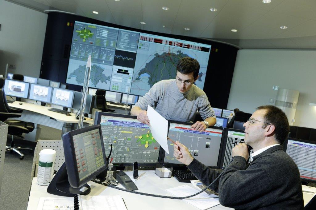 Die Dispatcher von Swissgrid überwachen das Schweizer Stromnetz permanent und halten es durch ein präventives Engpassmanagement stabil.