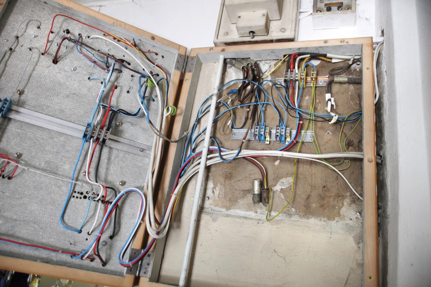 <strong>Bild 3</strong> Verteiler nicht fingergeschützt (IP 2X) / Achtung: zusätzlich tritt hier die Asbestproblematik auf.