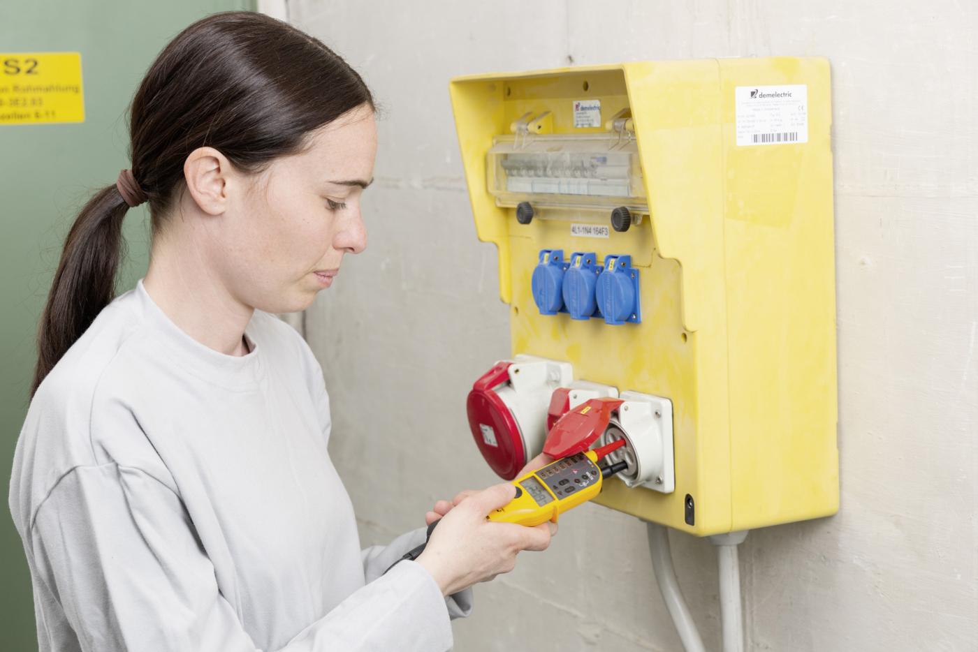 <strong>Bild 4</strong> Messung bei einer Steckdose IP2X ohne PSA.