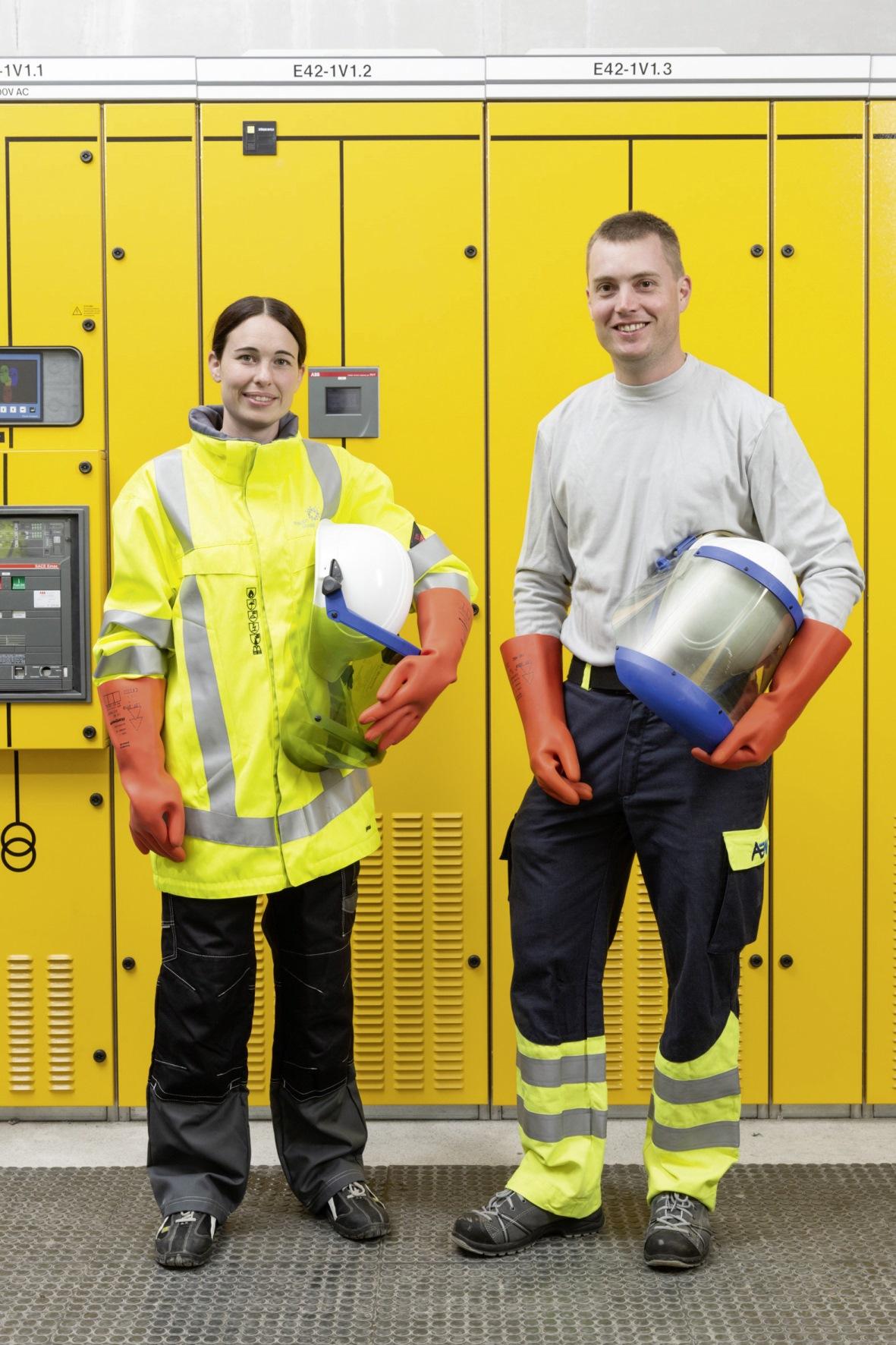 <strong>Bild 7</strong> Links: Schutzausrüstung Klasse 2 (Helm, Jacke, Hose, Handschuhe), rechts: Schutzausrüstung Klasse 1 (Helm, T-Shirt, Hose, Handschuhe).