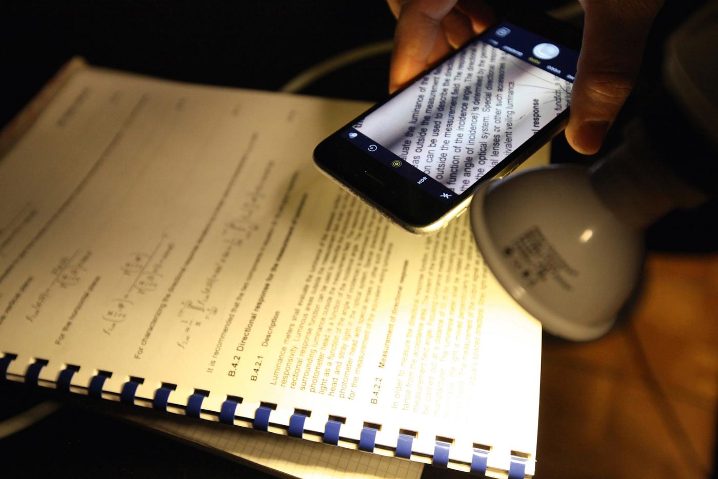 <strong>Bild 3</strong> Flickereffekte können bei genügender Lichtmenge und der daraus resultierenden kurzen Integrationszeit («elektronische Verschlusszeit») mittels Smartphone visualisiert werden.