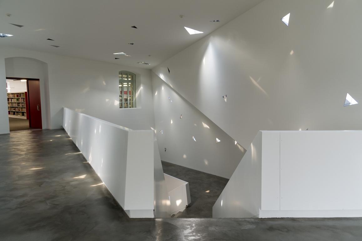 Les réflexions dansantes d’«Éclat minéral» rappellent celles des cristaux du Valais.