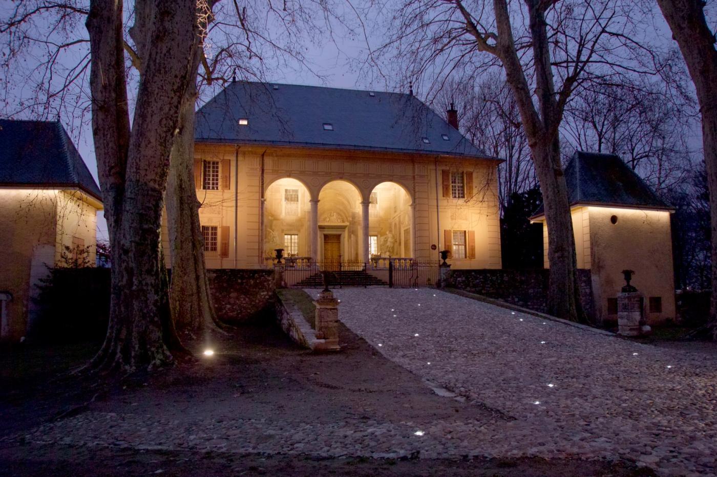 La mise en lumière du Château de Caramagne met en valeur le splendide trompe-l’œil de sa loggia.