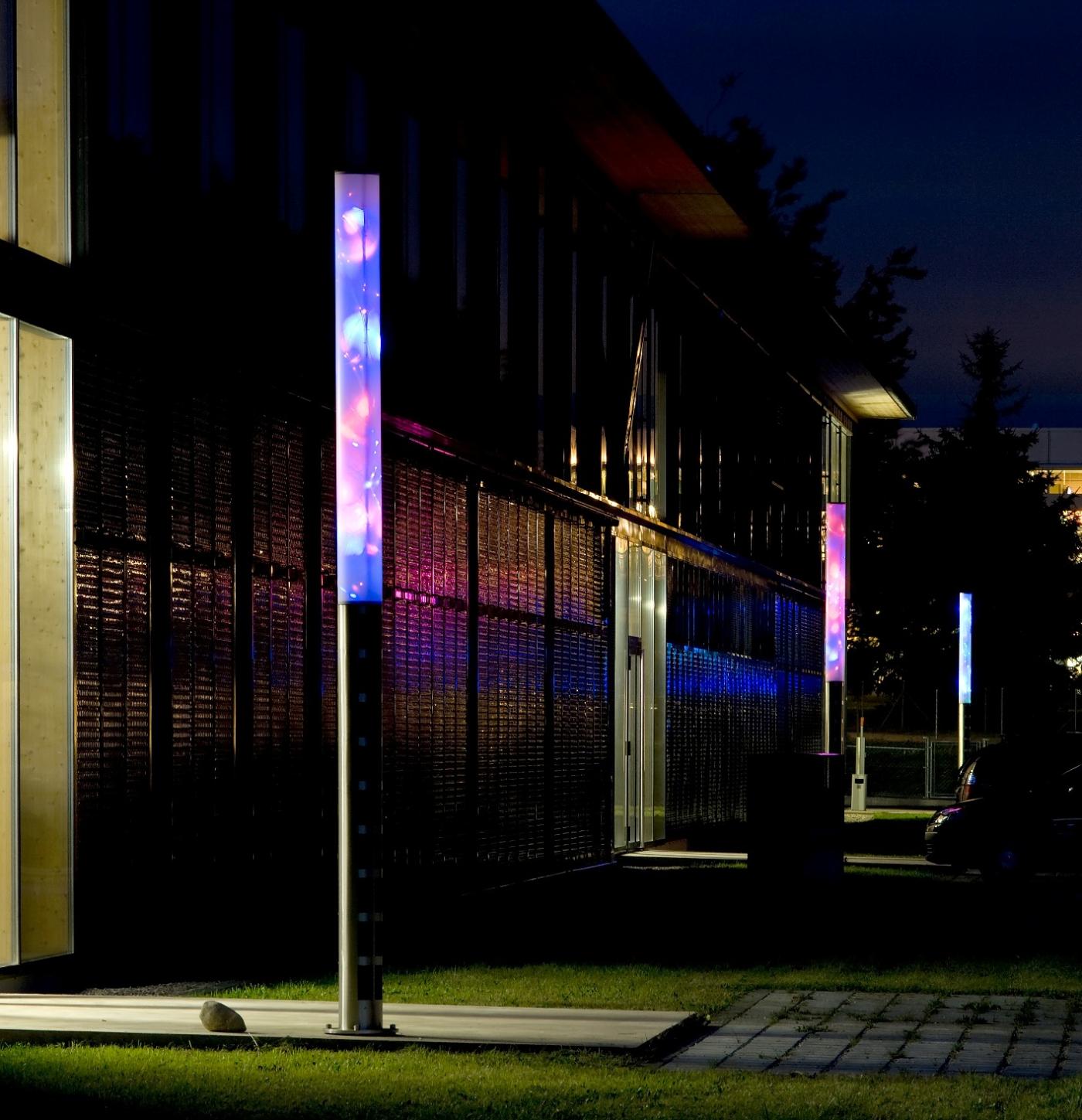 La lumière émise par les «Stèles lumineuses» reflète la météo de la journée écoulée.