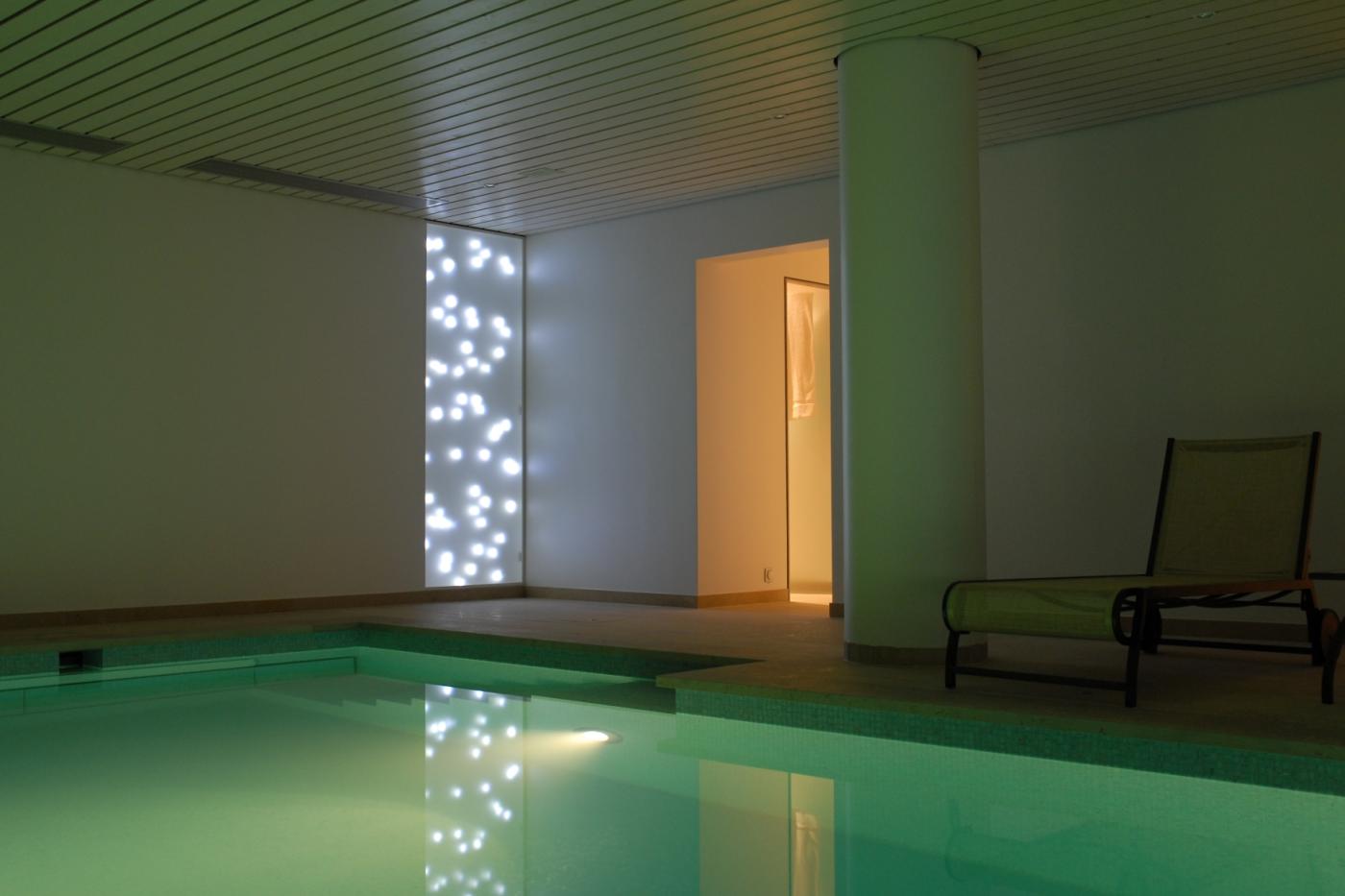 Dans une villa privée, l'éclairage réalisé par l'artiste rappelle une chute de neige à gros flocons.