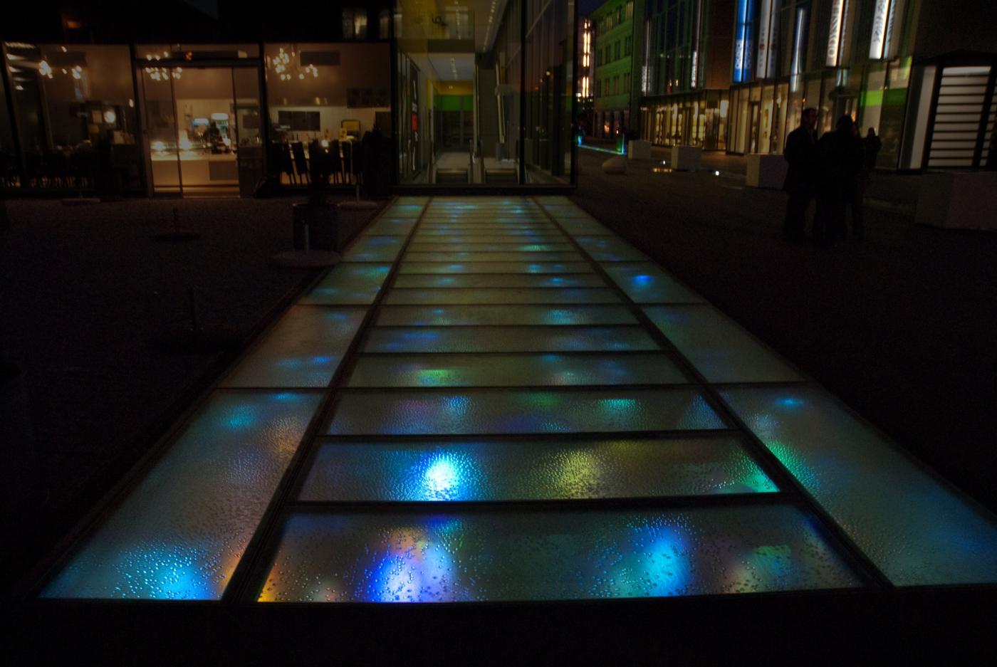 Quartier du Flon à Lausanne: l'éclairage réalisé sous un verre structuré donne l'impression d'une vie souterraine.