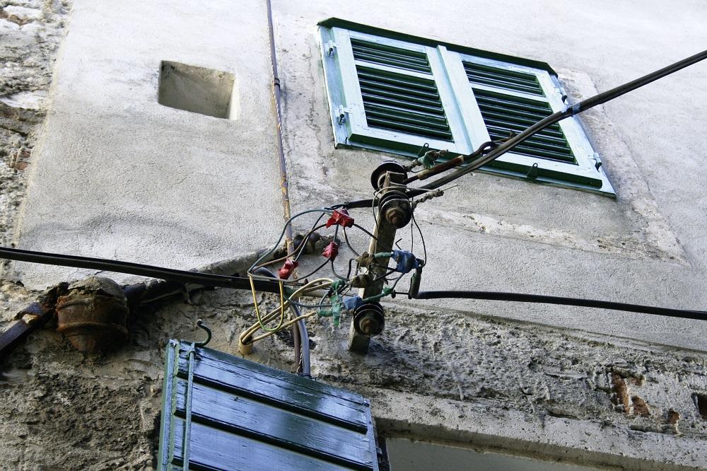 Contrairement à d’autres pays européens (ici, un exemple en Croatie), la Suisse dispose d’une sécurité d’approvisionnement très élevée. Afin de maintenir cette qualité malgré de nouvelles exigences, il faut continuer à développer le réseau dès maintenant.