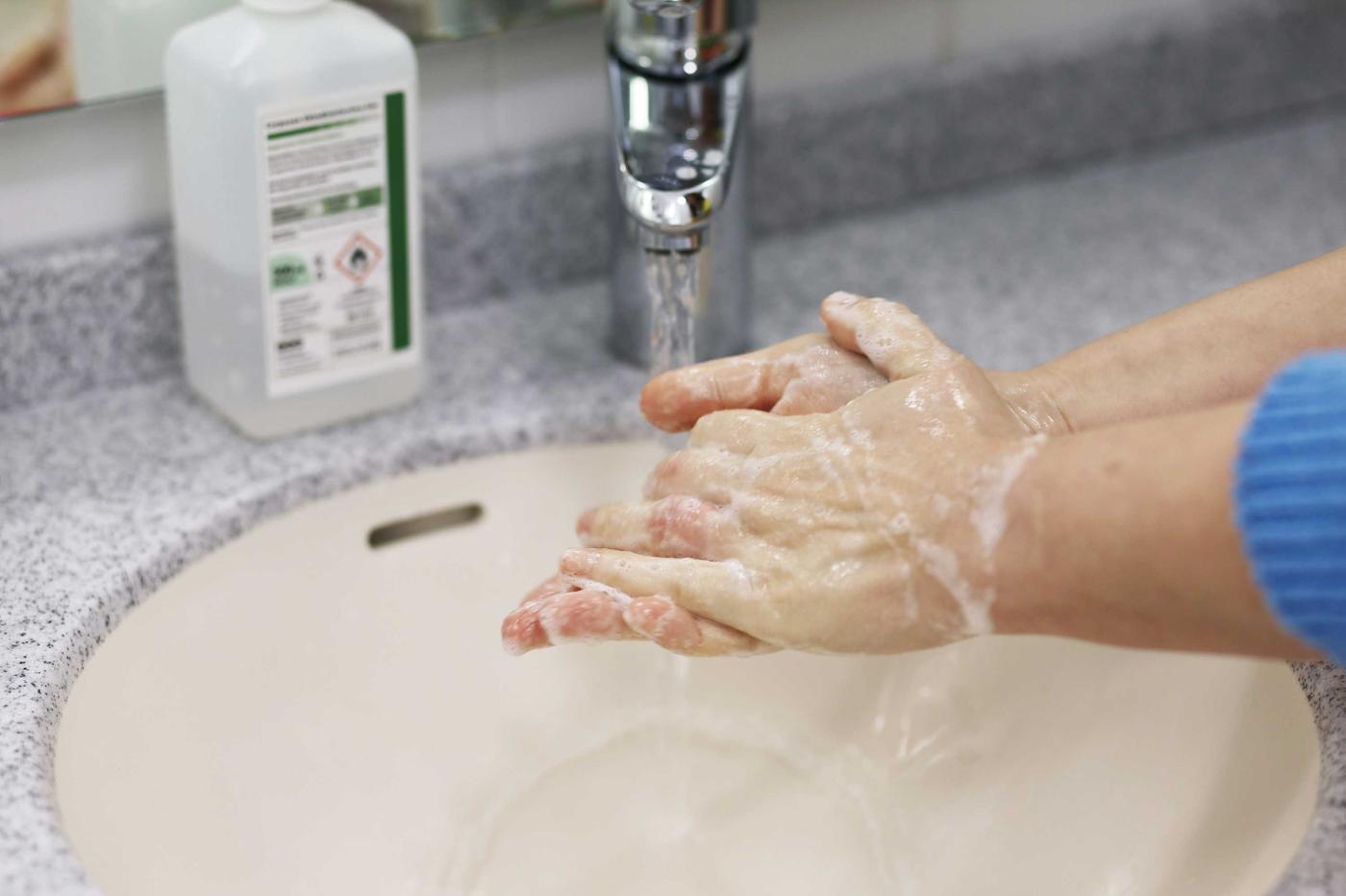Les EAE suisses attachent une grande importance aux règles de comportement et aux mesures d’hygiène proclamées par l’OFSP afin de protéger leurs collaboratrices et leurs collaborateurs.