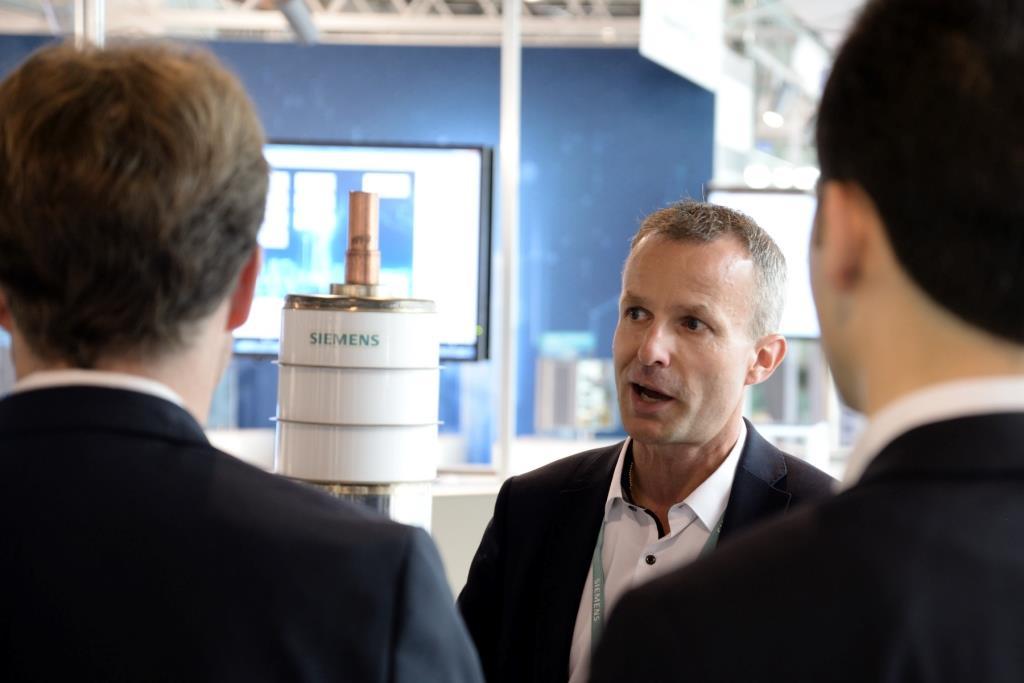 Umwelteinflüsse minimieren: Bruno Herzog stellt einen Hochspannungsschalter mit Reinluft als Isolationsgas vor.
