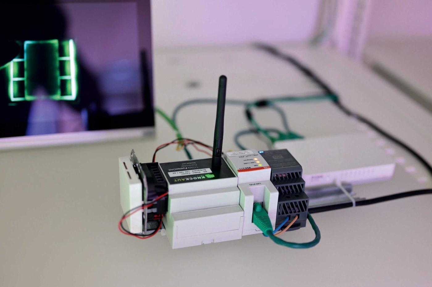 L’interaction vocale avec ce serveur domestique, utilisé à l’iHomelab pour le contrôle des bâtiments, se déroule localement – sans avoir recours à Internet.