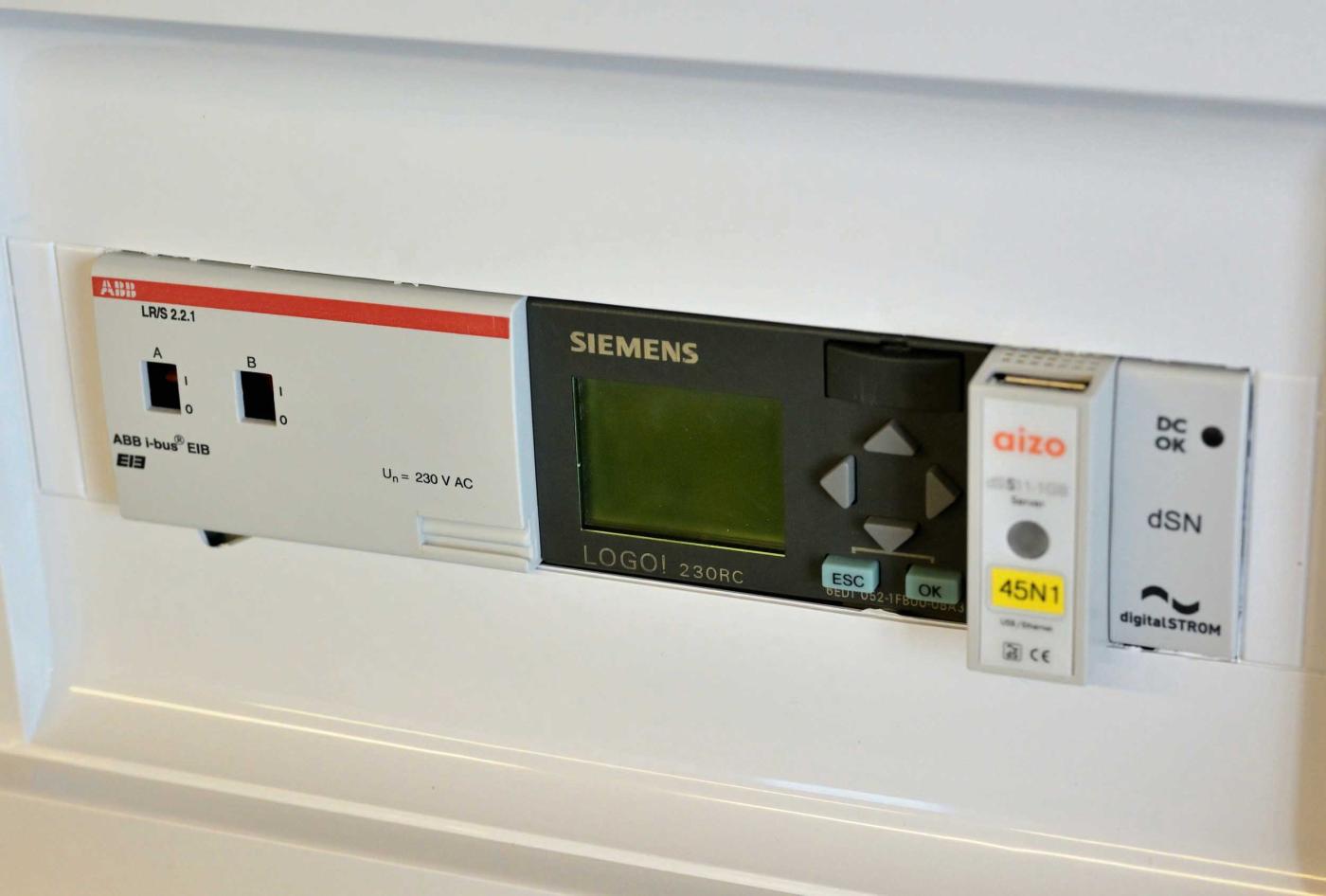 Composants d’un système de gestion de l’énergie domestique: un contrôleur I-Bus d’ABB pour la commande des installations d’éclairage ou des stores, un compteur Logo! de Siemens pour la mesure de la consommation, un mini-serveur Aizo avec des logiques qui permettent, par exemple, de remonter les stores en se basant sur les données en matière de vent, ainsi qu’un bloc d’alimentation de Digitalstrom.