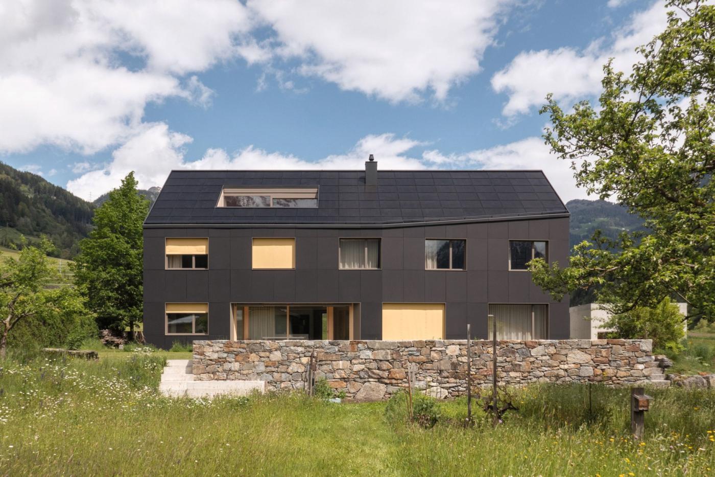 <b>La maison à énergie positive:</b> la façade sud est constituée de deux parties orientées légèrement différemment.