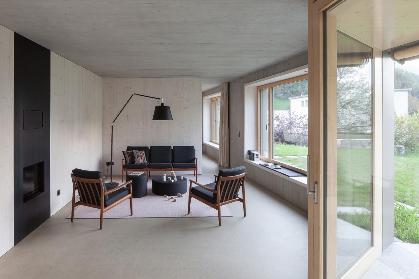 Le salon orienté vers le sud est séparé de la salle à manger par une avancée de la terrasse dans l’espace intérieur.