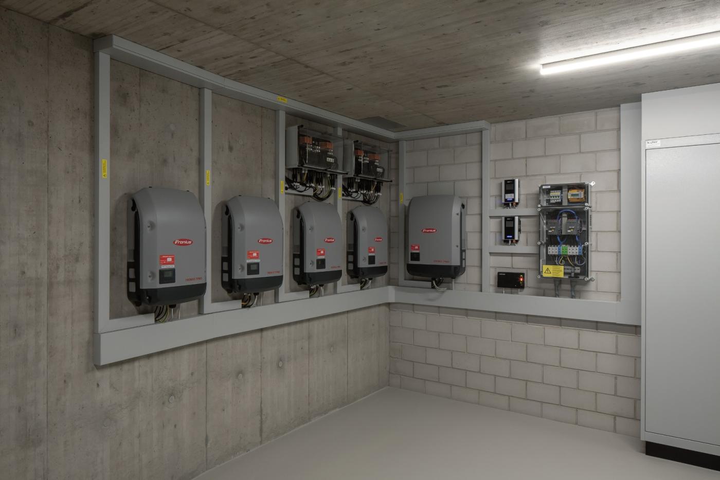 <b>Onduleurs photovoltaïques:</b> les onduleurs sont installés dans la cave, ce qui facilite leur maintenance.