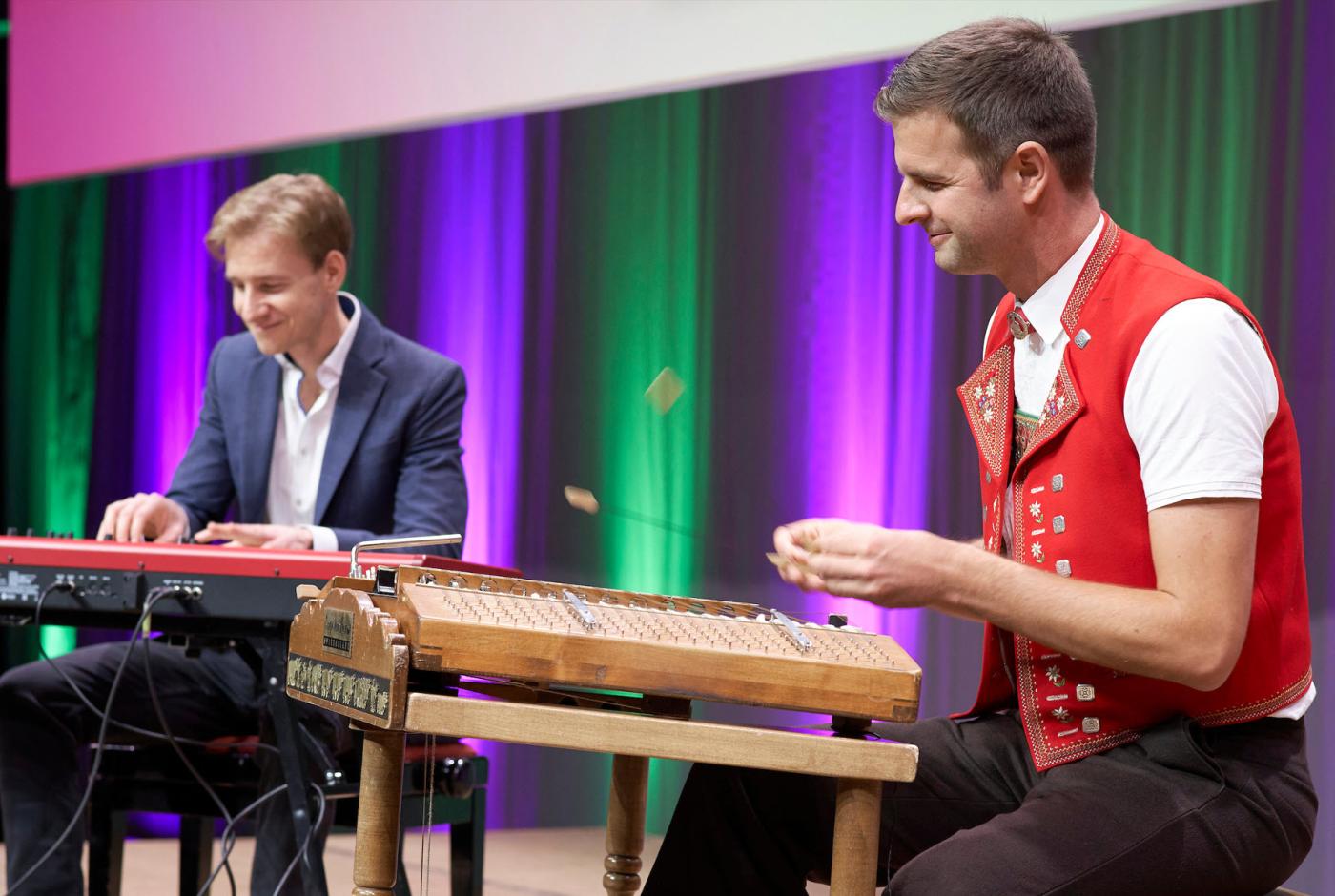 Quand le boogie-woogie et la musique folklorique appenzelloise fusionnent pour former un mix des plus divertissants: Elias Bernet et Nicolas Senn (de g. à dr.).