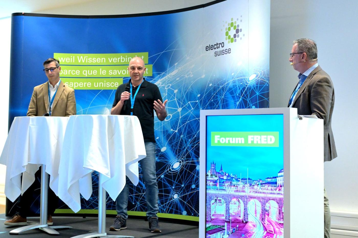 Table ronde, modérée par Jean-Philippe Suter, Gitcad (à d.), avec Jean-Marc Schwab, EPFL (au c.) et Claudio Buccola, Nestlé Entreprises (à g.).