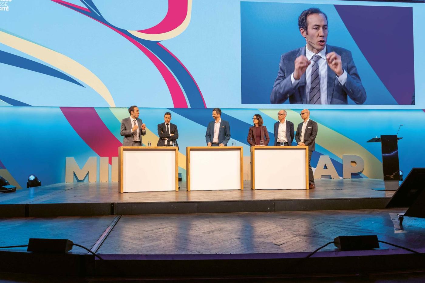 <p class="dFlattersatzLauftextmEinzugDeutschEventsBuecher"><span lang="DE">Table ronde, animée par Andi Lüscher (au<nbsp>&nbsp;</nbsp>centre), avec </span><span class="nowrap" lang="DE">Benoît</span><span lang="DE"> </span><span class="nowrap" lang="DE">Gaillard</span><span lang="DE"><nbsp>&nbsp;</nbsp>(PS), </span><span class="nowrap" lang="DE">Christian</span><span lang="DE"> Imark<nbsp>&nbsp;</nbsp>(UDC), </span><span class="nowrap" lang="DE">Susanne</span><span lang="DE"> Vincenz-</span><span class="nowrap" lang="DE">Stauffacher</span><span lang="DE"><nbsp>&nbsp;</nbsp>(PLR), Jean-<shy>&nbsp;</shy>Philippe Kohl, vice-<shy>&nbsp;</shy></span><span class="nowrap" lang="DE">directeur</span><span lang="DE"> de<nbsp>&nbsp;</nbsp>Swissmem, et </span><span class="nowrap" lang="DE">Christoph</span><span lang="DE"> Brand, PDG<nbsp>&nbsp;</nbsp>d’Axpo </span><span class="nowrap" lang="DE">(de<nbsp>&nbsp;</nbsp>g. à<nbsp>&nbsp;</nbsp>d.).</span>