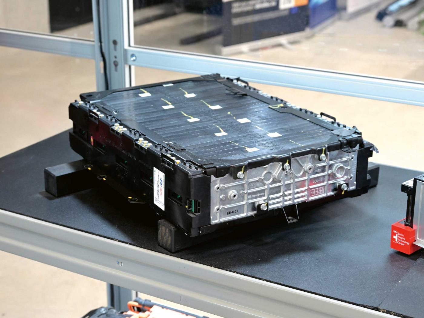 Dans le cadre de ses recherches, Nora Bartolomé s’intéresse notamment au recyclage des batteries <span class="nowrap">lithium-ion.</span>