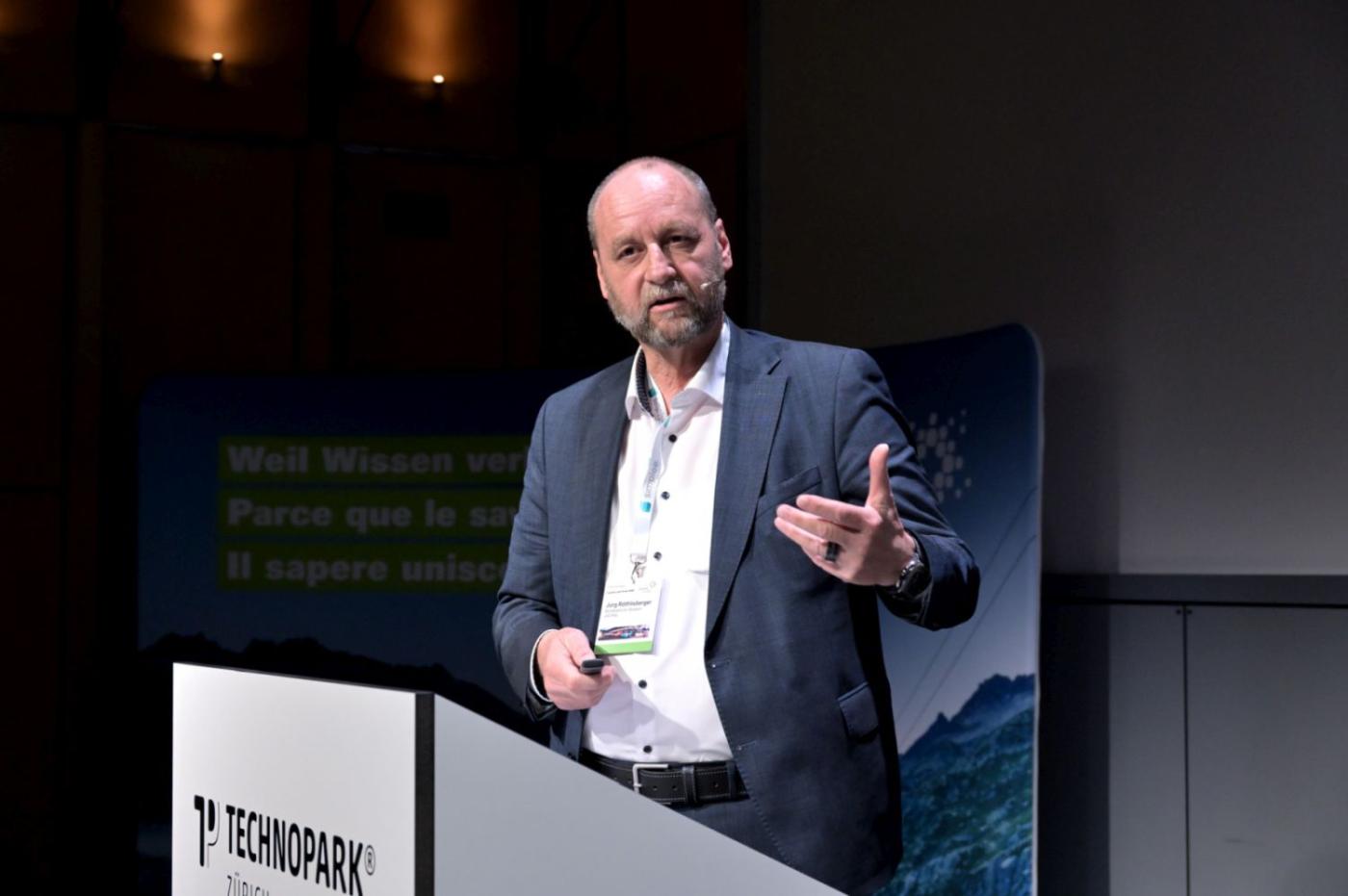 Jürg Röthlisberger vom Astra ging detailliert auf die Ersatzabgabe für Elektroautos ein.