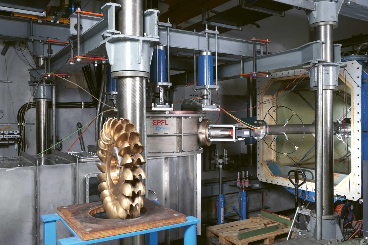 <strong>Bild 2</strong> Modernisierte Versuchsplattform für dynamische Tests an Wasserturbinen am PTMH (EPFL).
