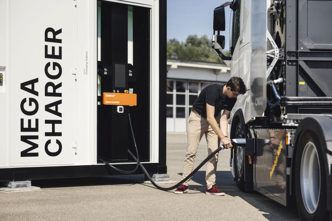 E-LKW lädt erstmals mit über 1,1 MW